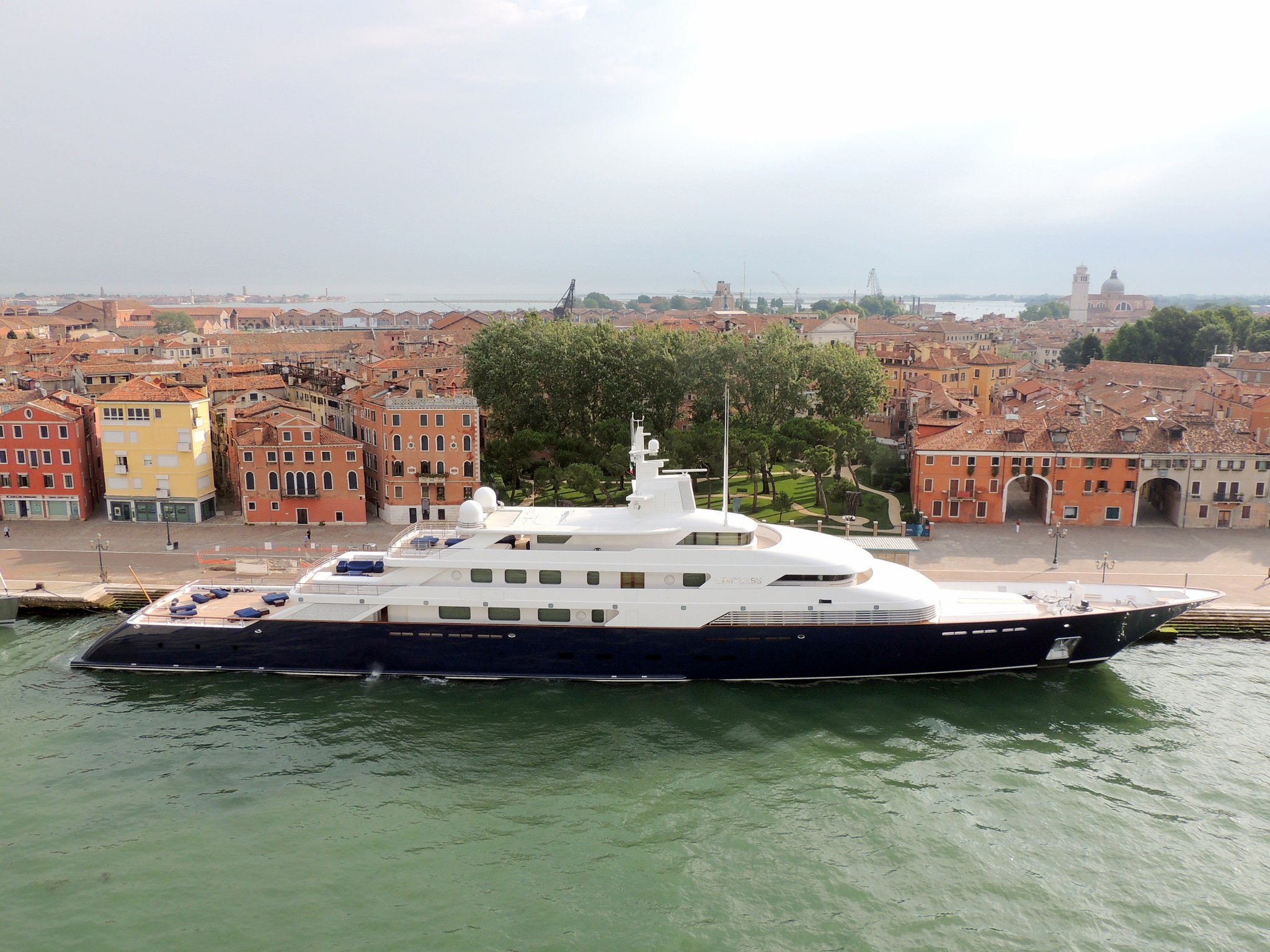 yacht Limitless - Lurssen -1997 - Les Wexner