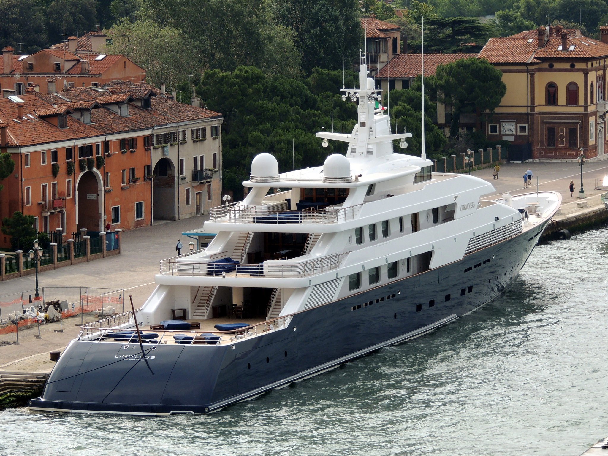 LIMITLESS Yacht • Lurssen • 1997 • Propriétaire Les Wexner