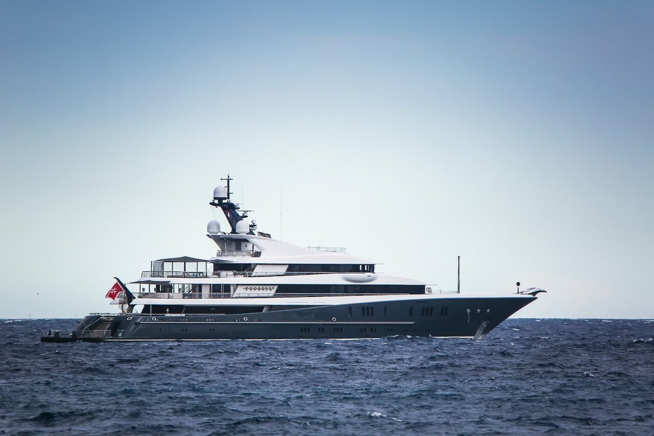 Yacht PHOENIX 2 • Lurssen • 2010 • Propriétaire Sebastian Kulzcyk