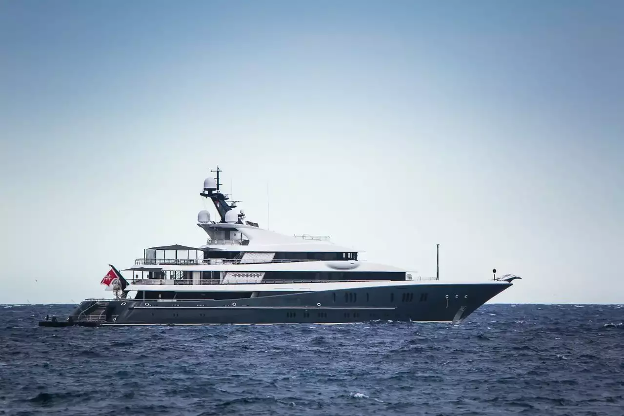 Yacht PHOENIX 2 • Lurssen • 2010 • Propriétaire Sebastian Kulzcyk