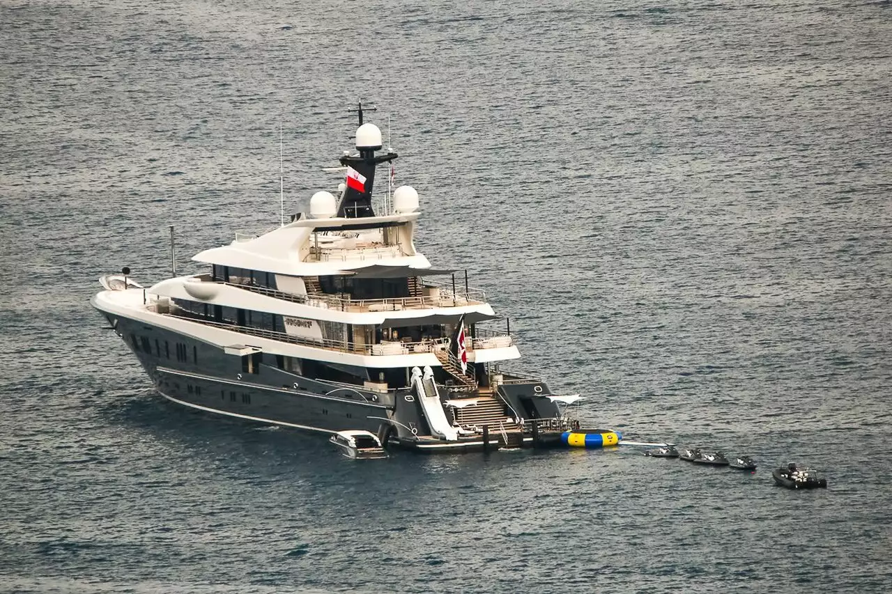 Yacht PHOENIX 2 • Lurssen • 2010 • Propriétaire Sebastian Kulzcyk