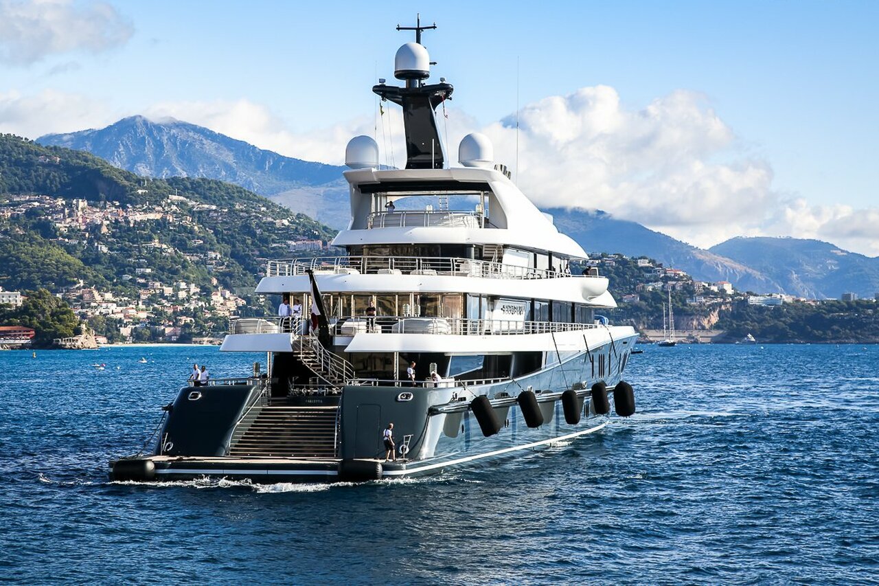 Yacht PHOENIX 2 • Lurssen • 2010 • Propriétaire Sebastian Kulzcyk