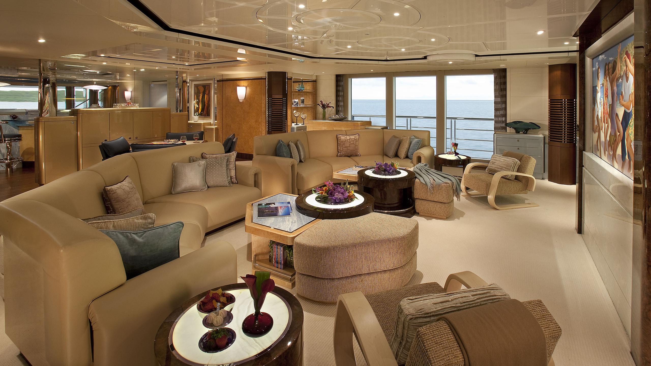 interno dell'yacht Sycara-V 