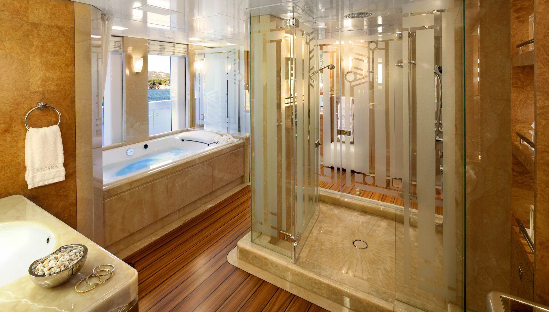 interior del yate Sycara-V 