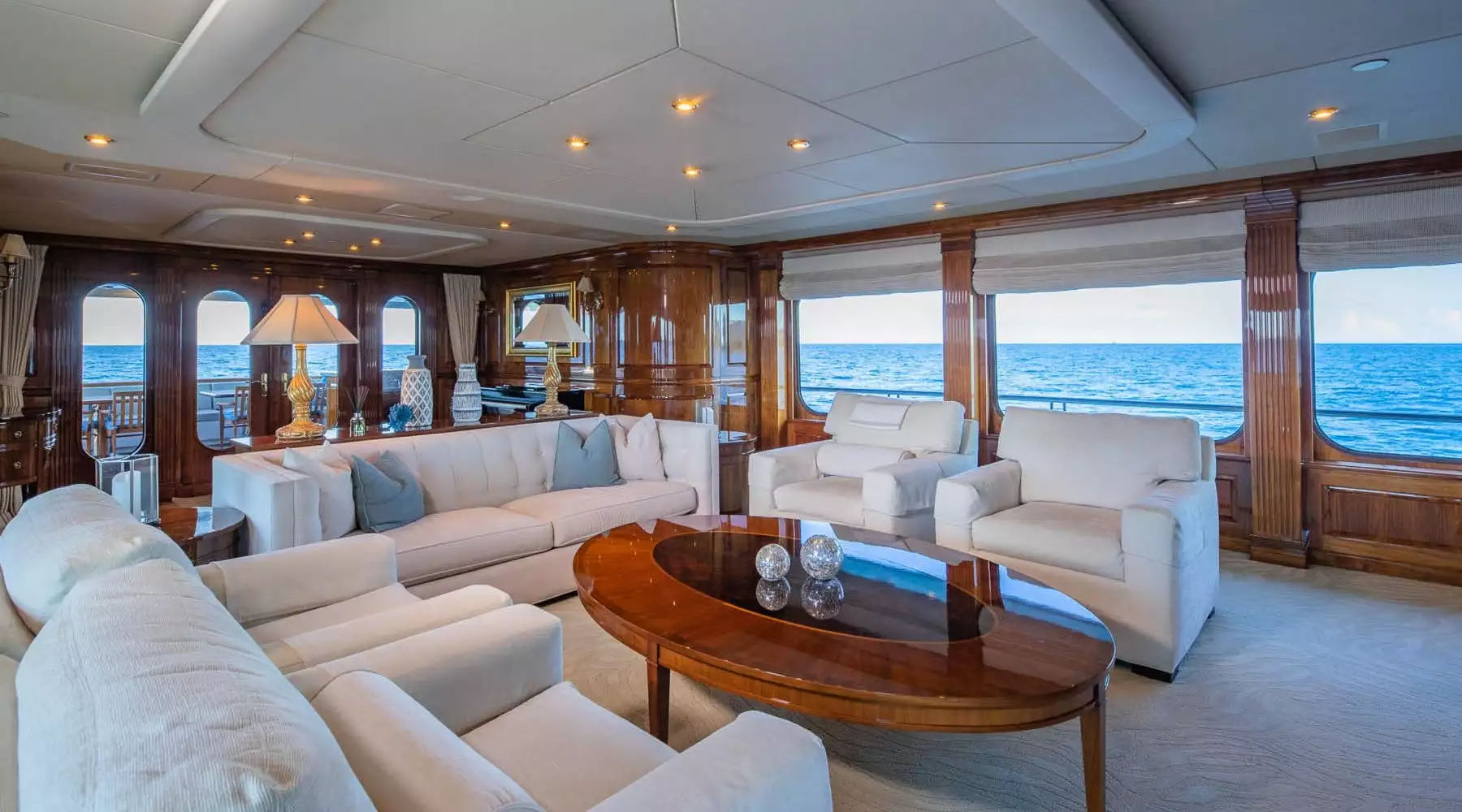 yacht Top Five intérieur