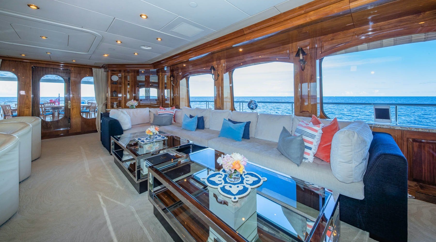 yacht Top Five interno