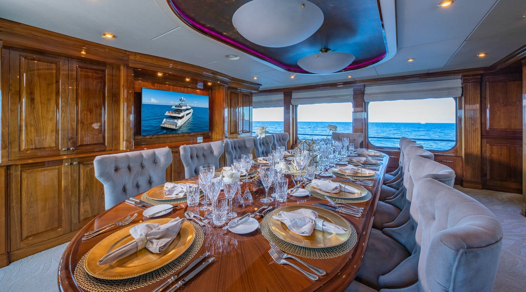 yacht Top Five interno