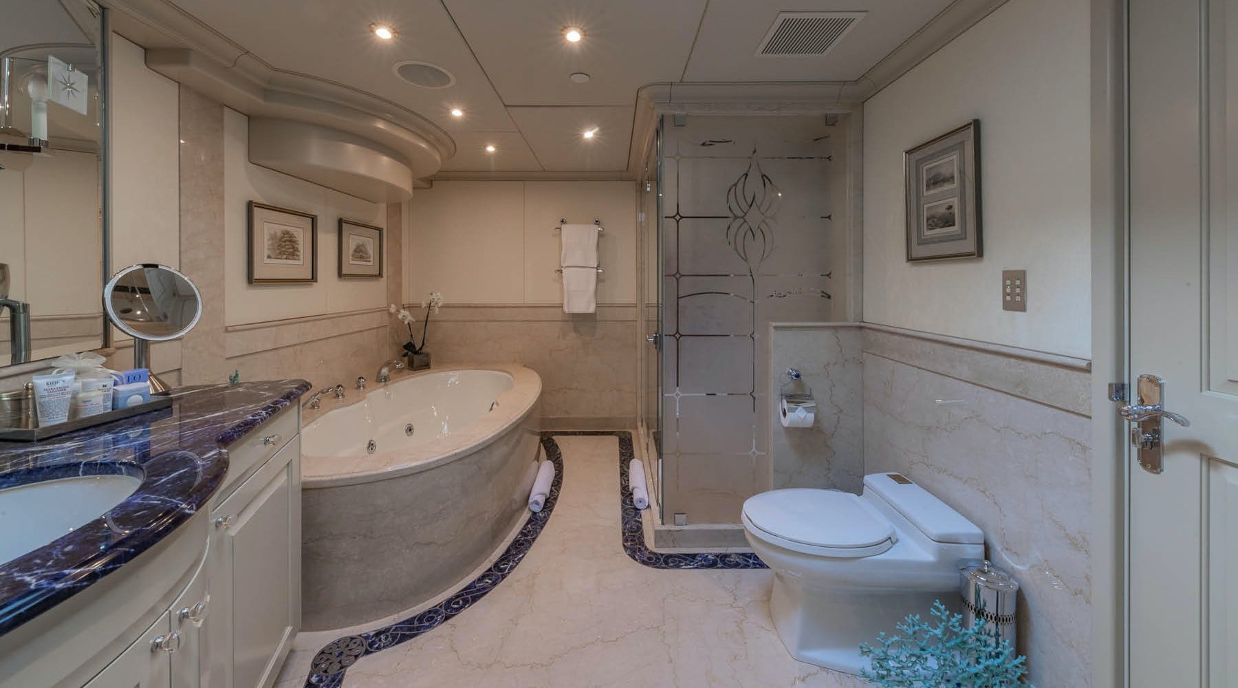 yacht Top Five interno