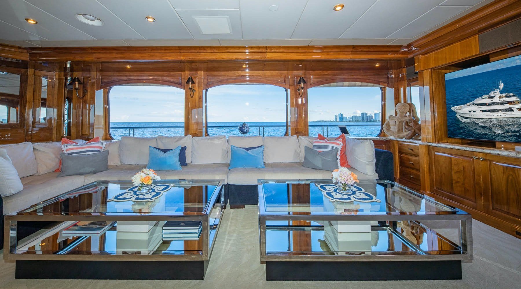 yacht Top Five interno