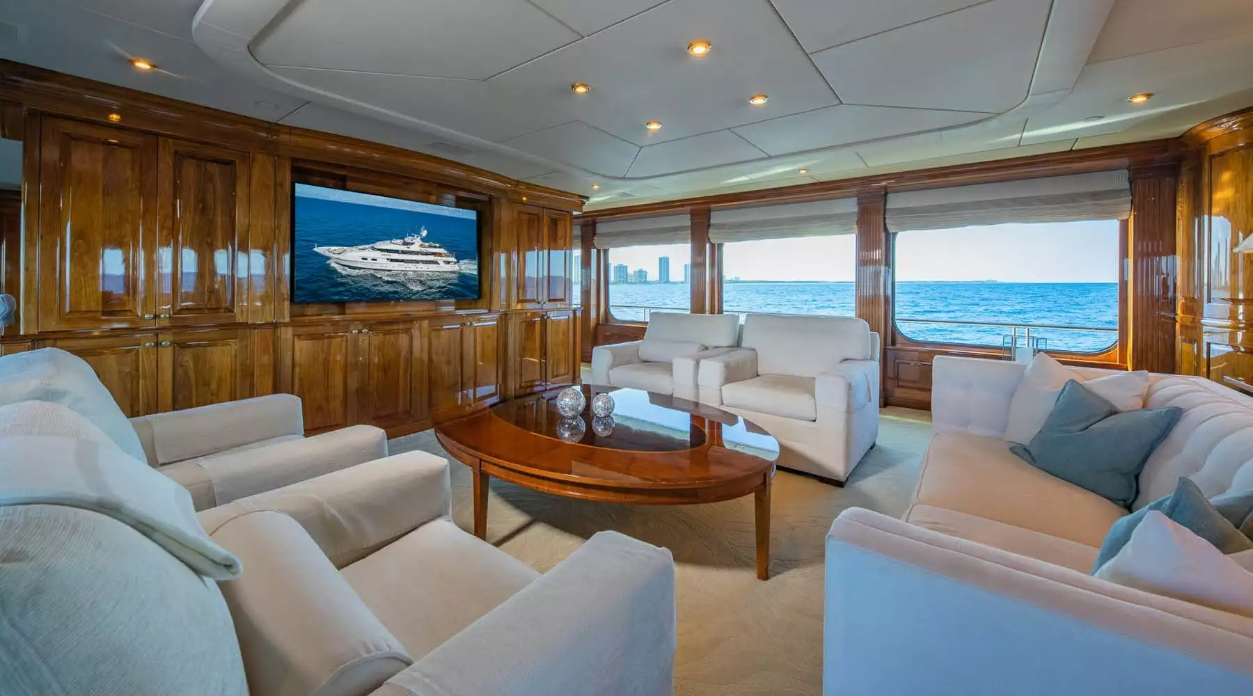 yacht Top Five interno