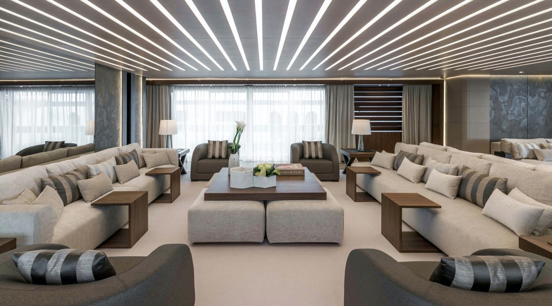 interno dell'yacht Utopia IV