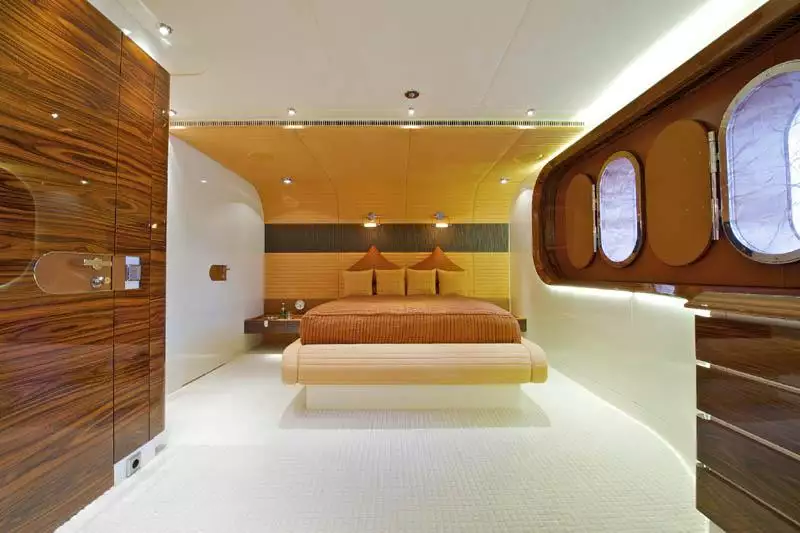 interno dello yacht Vive la Vie