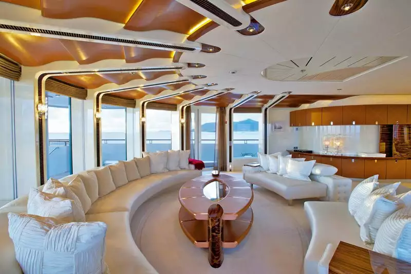 interno dello yacht Vive la Vie