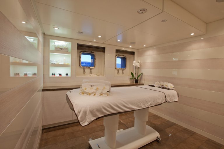 mimtee yacht interior