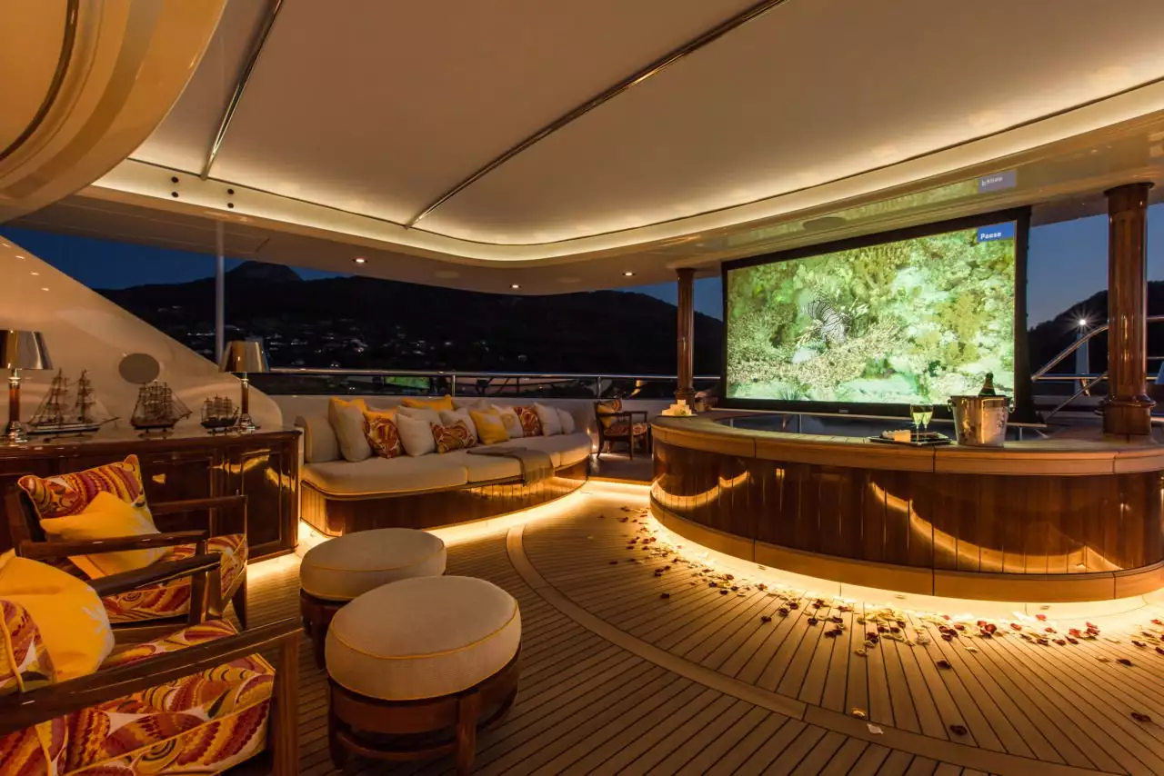 interno dello yacht Sea Owl