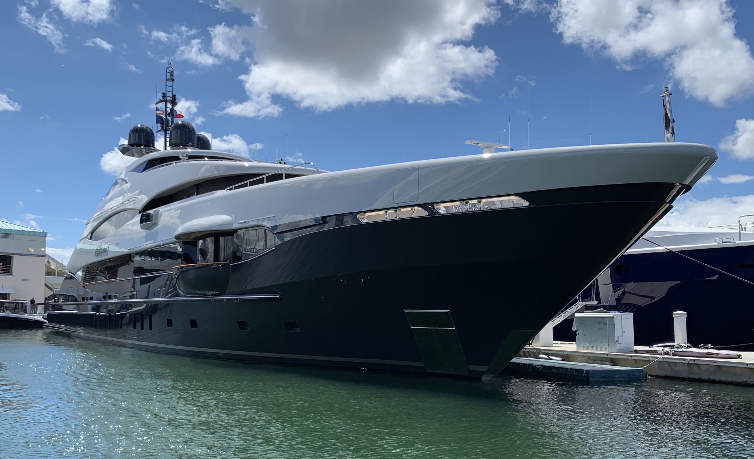 iate Abbracci - Heesen - 2012 - Paul Andrews