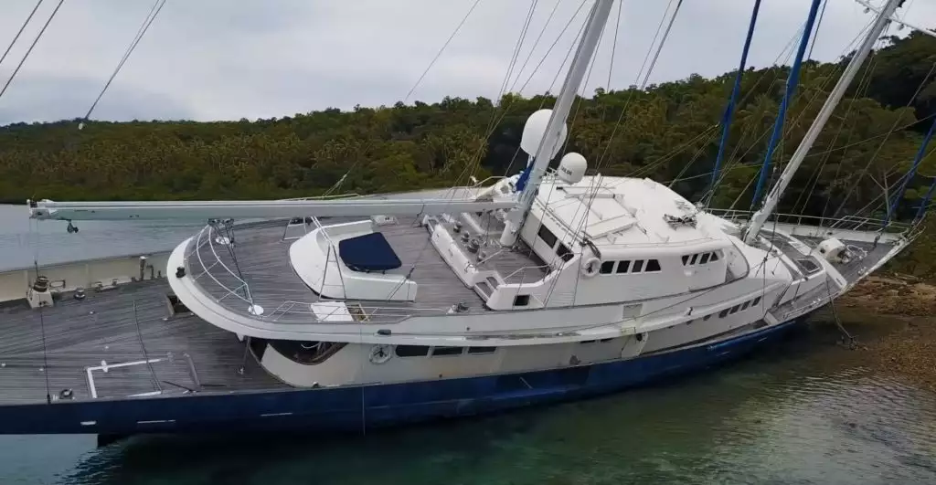 Yacht d'oro blu