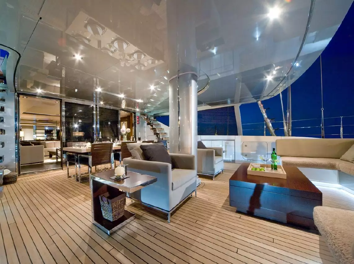 Intérieur du yacht à voile Nirvana Formentera