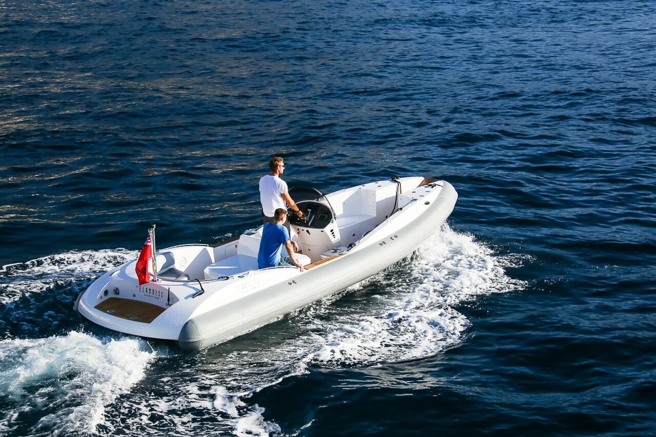 Botadura de la embarcación auxiliar Beachlander