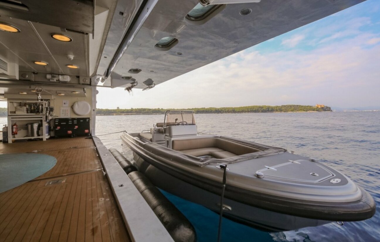 yate Luna B tender