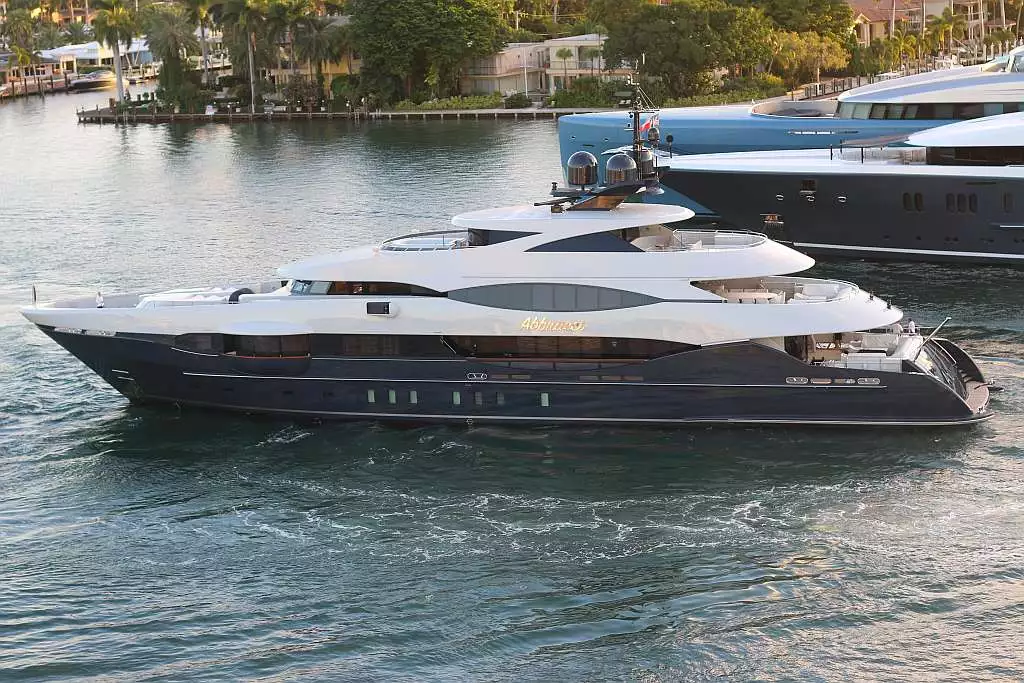 iate Abbracci - Heesen - 2012 - Paul Andrews