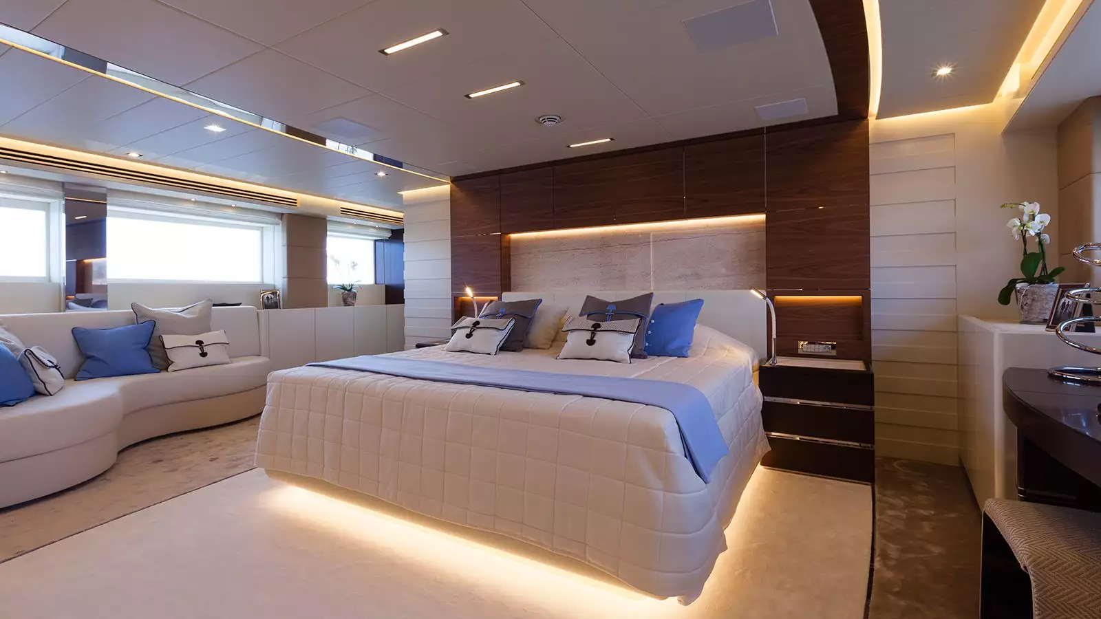 Interior do iate Amore Mio