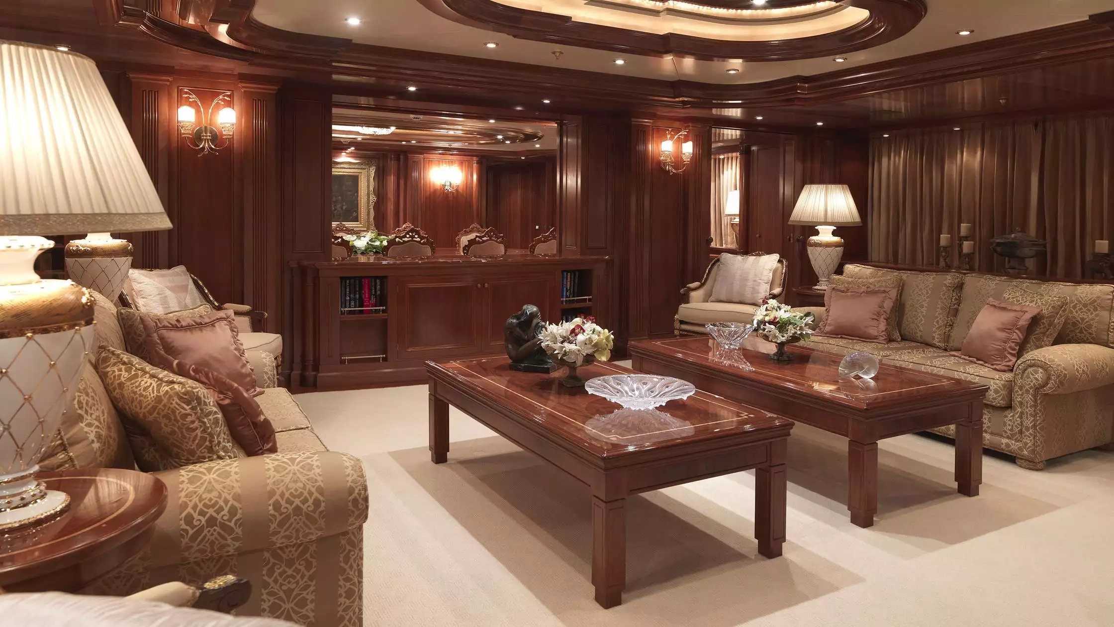 interior do iate Apogee