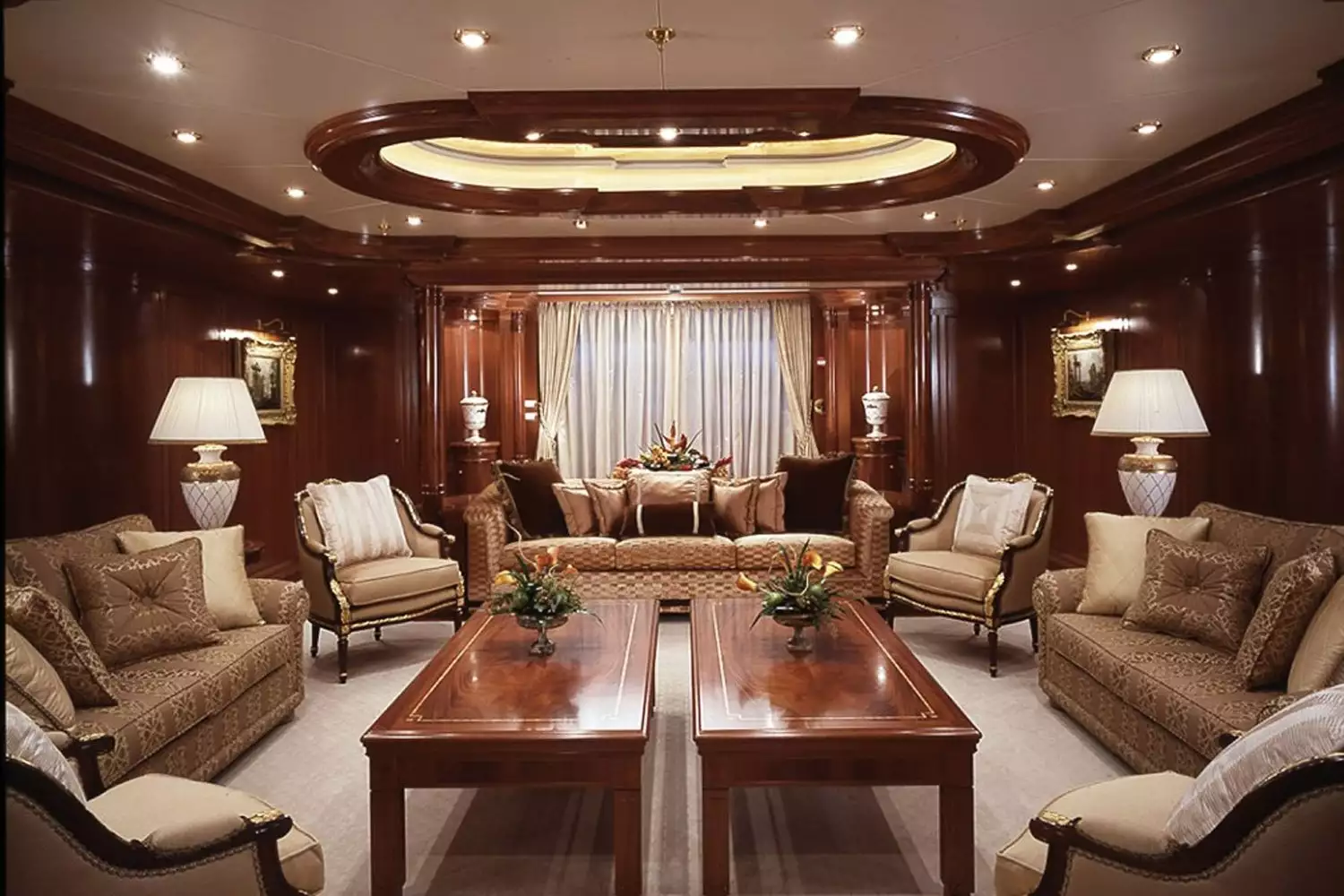 interior do iate Apogee