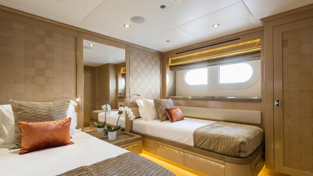 VSY yacht ATOMIC interior