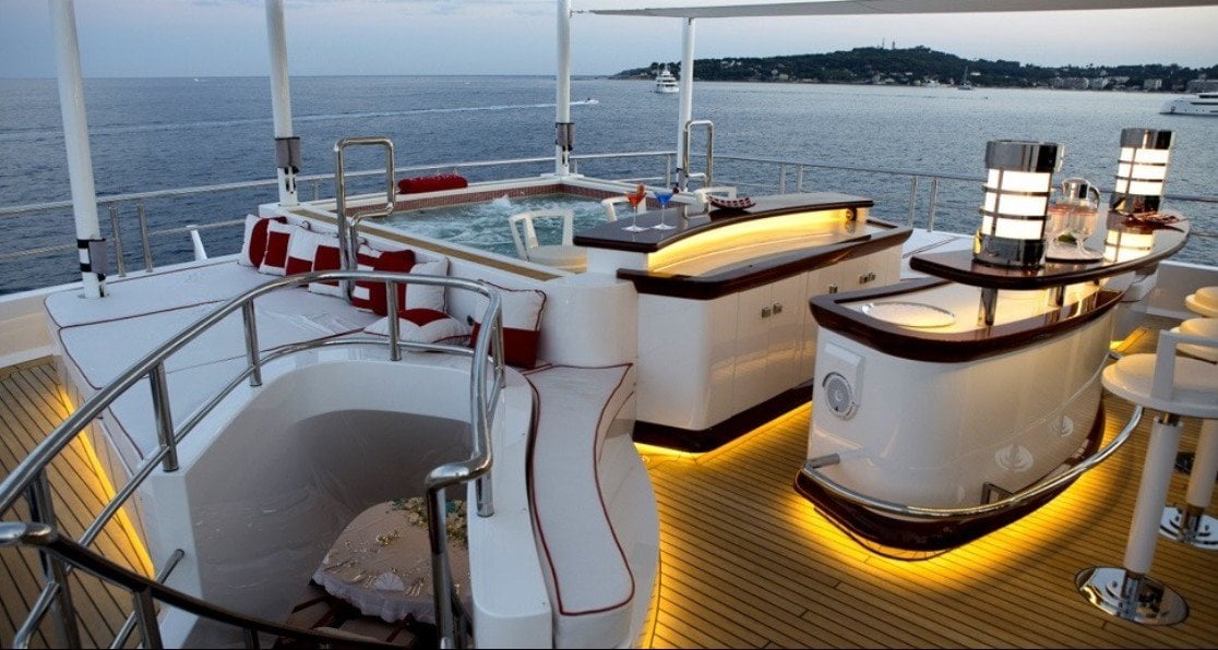 yacht Axioma interior