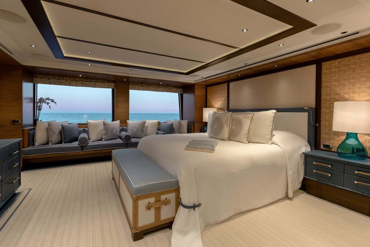 yacht Baton Rouge interior