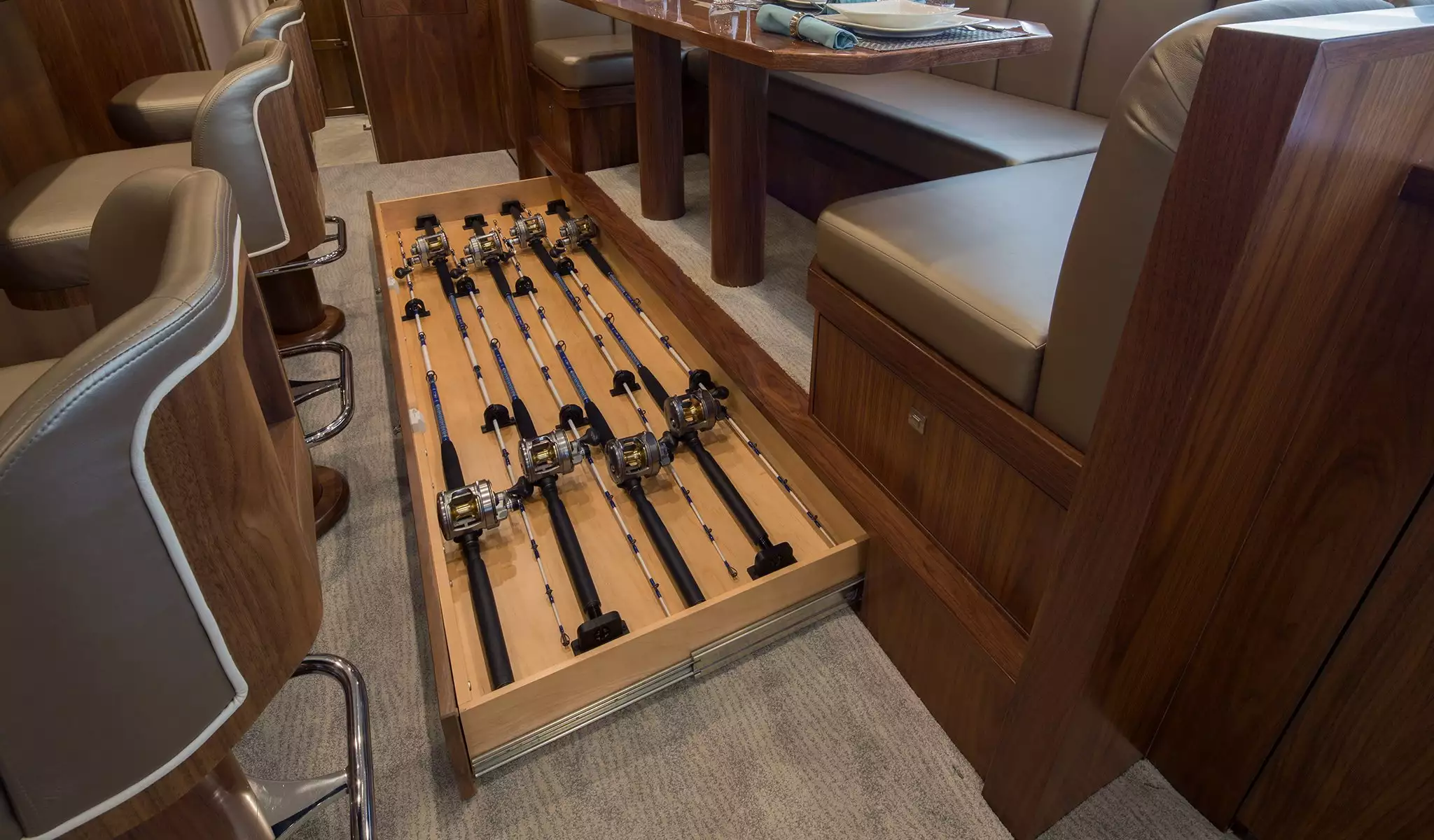 Interior do iate Catch 23 de Michael Jordan