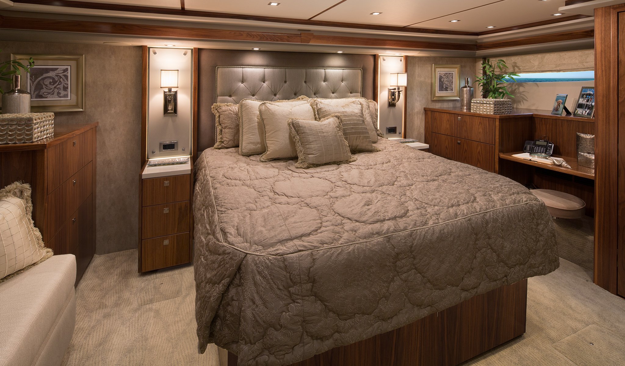 yacht Catch 23 interior