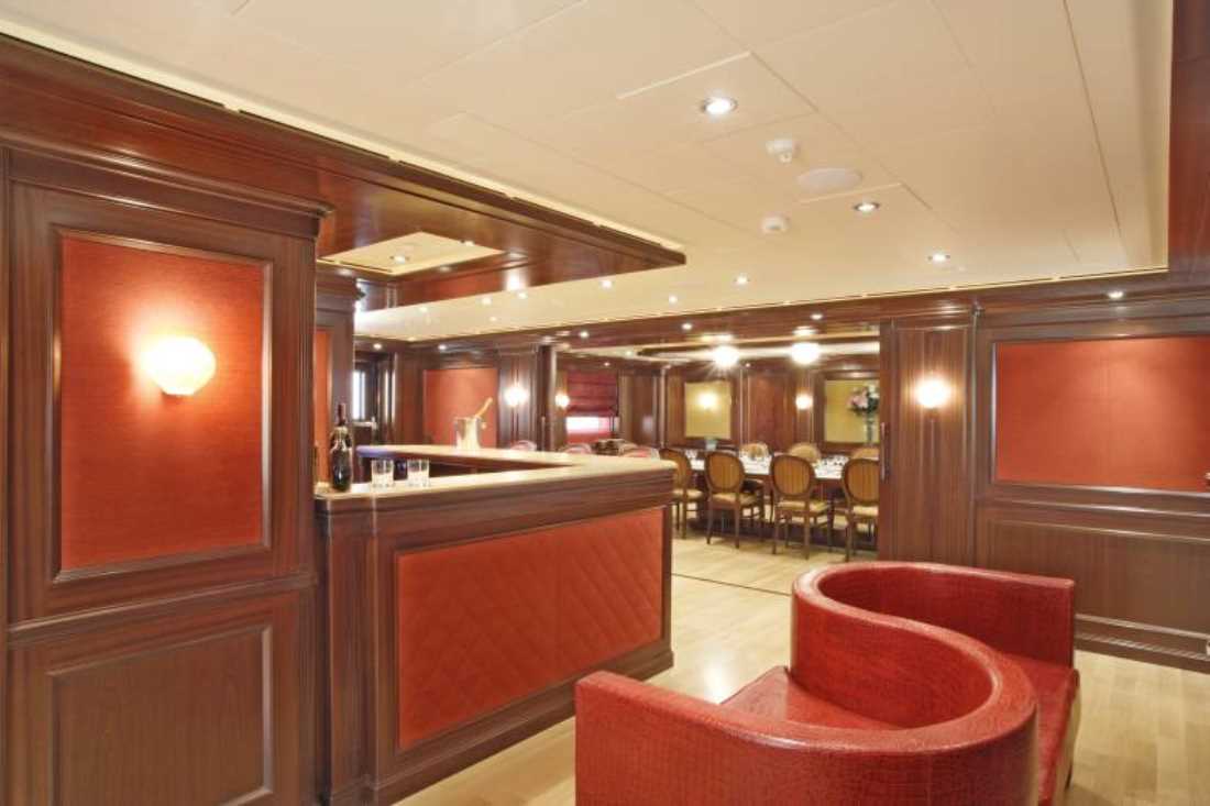 Interior del yate CRN CONSTANCE