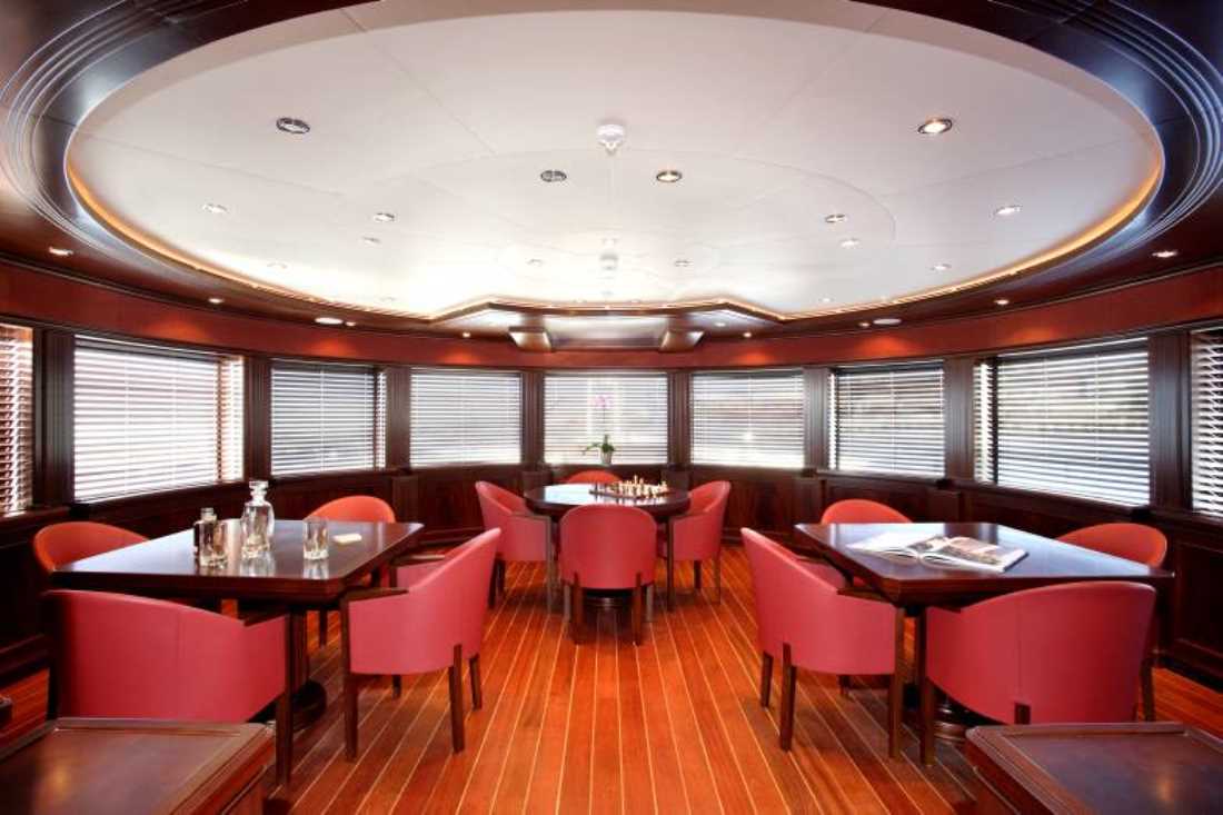 Interior del yate CRN CONSTANCE