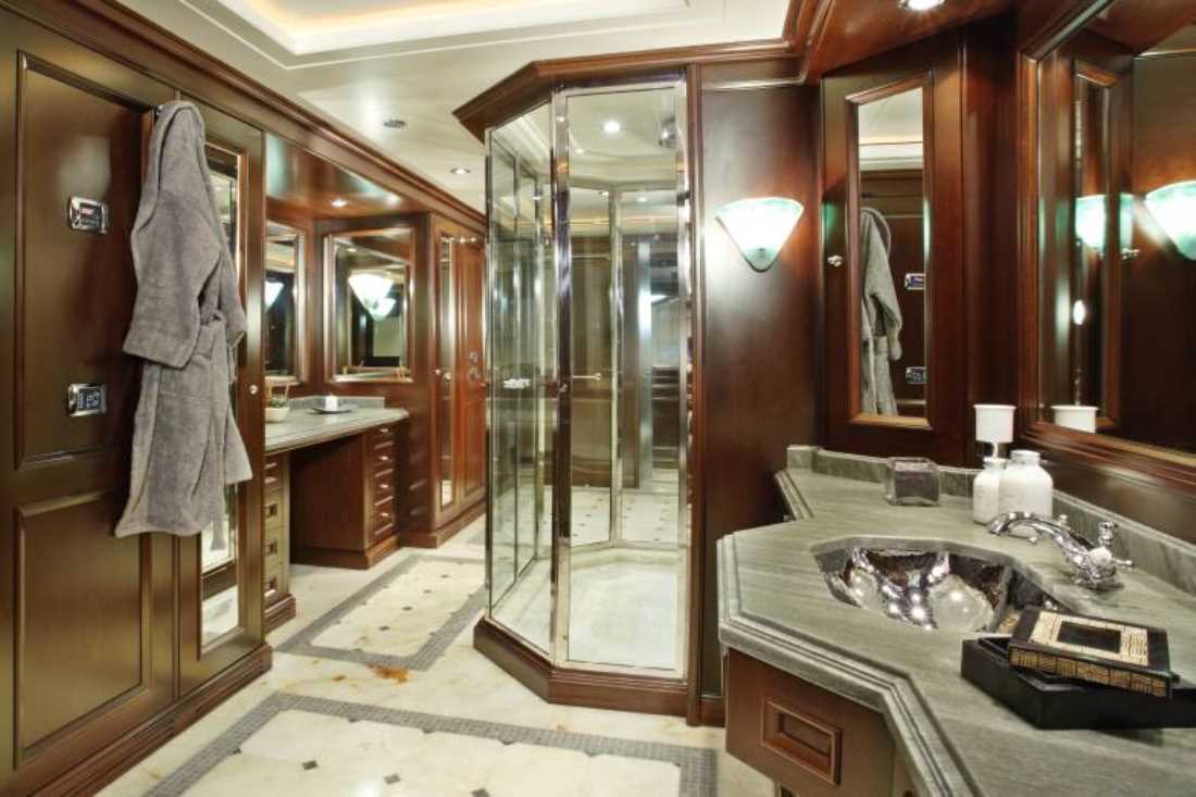 Interior del yate CRN CONSTANCE