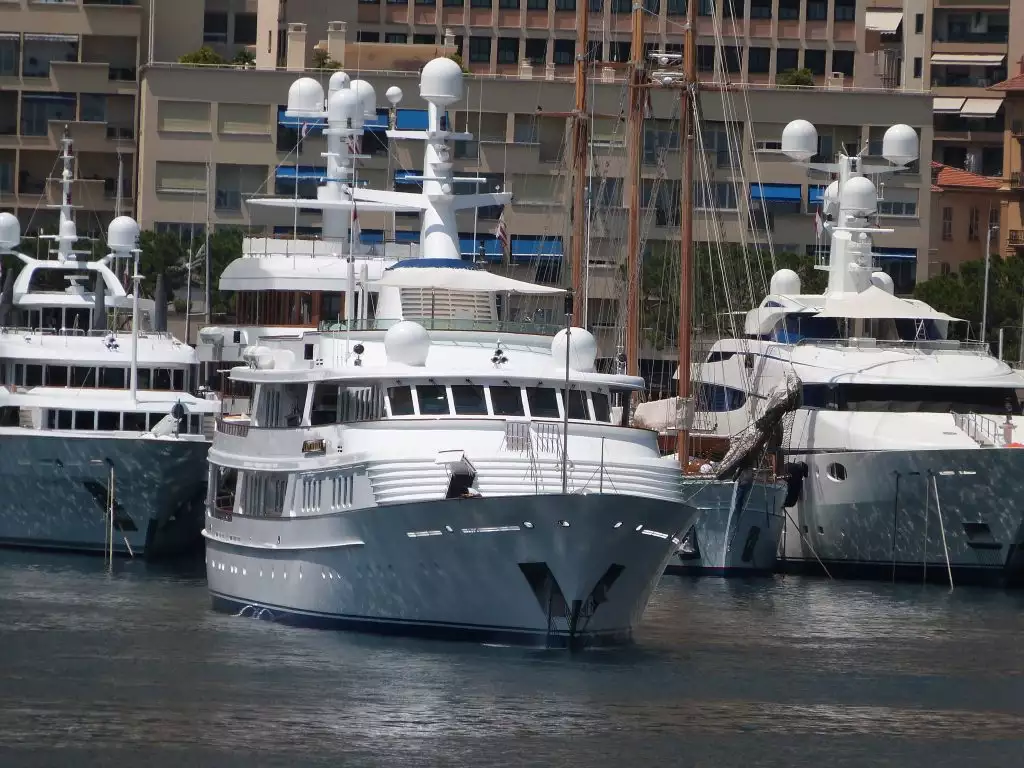 LADY BEATRICE Яхта • Feadship • 1993 • владельцы Barclay Brothers