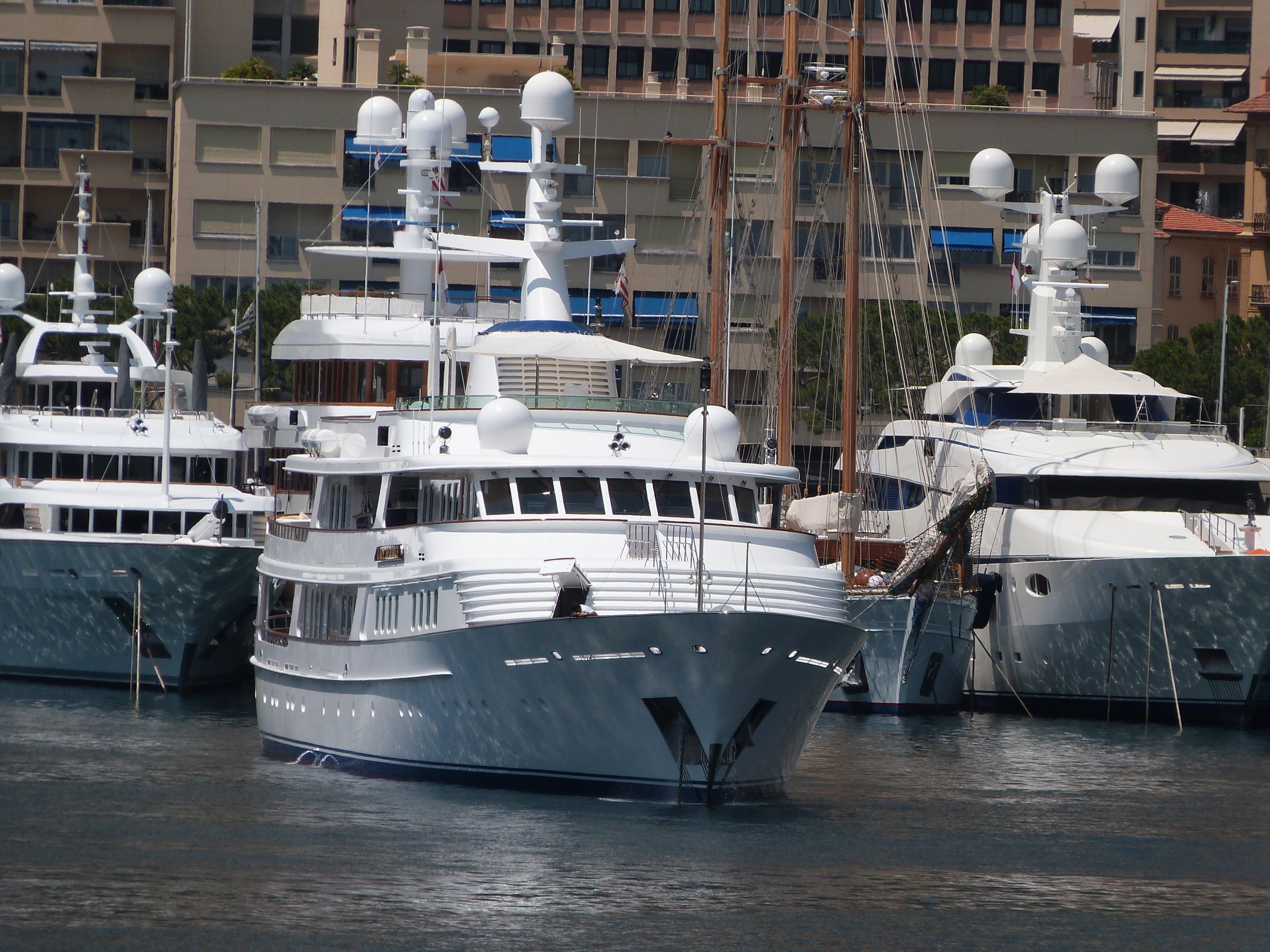 LADY BEATRICE Jacht • Feadship • 1993 • eigenaren Barclay Brothers