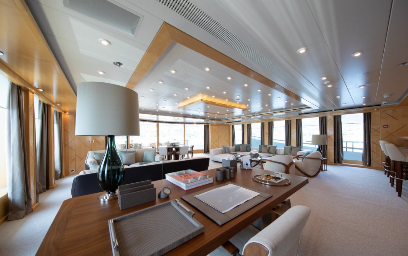 interno dello yacht Luna B 