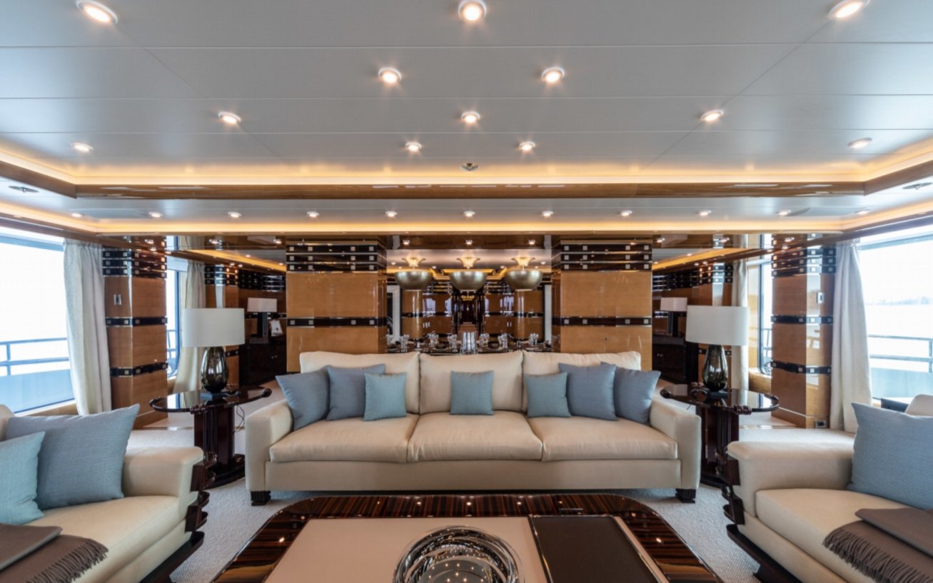 interno dello yacht Luna B 