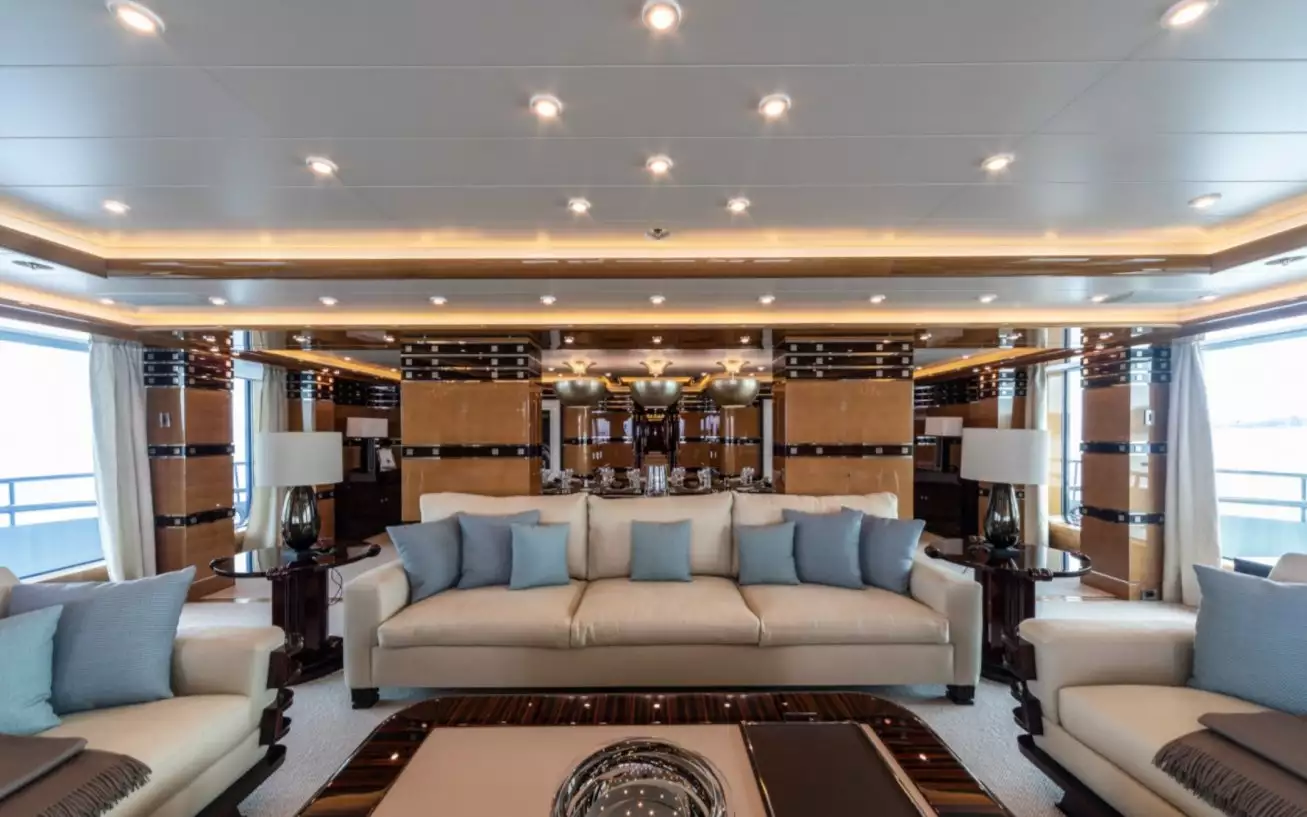 interior del yate Luna B 