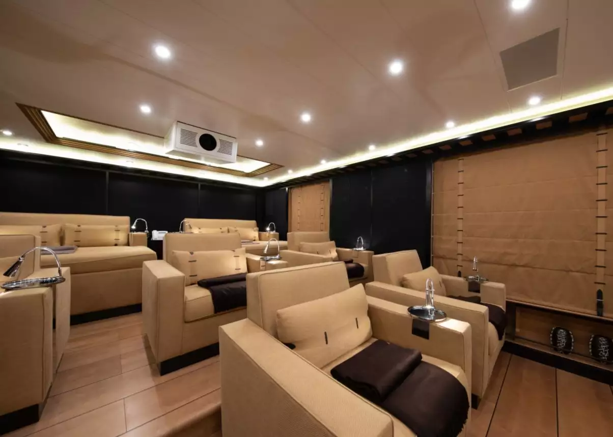 interno dello yacht Luna B 