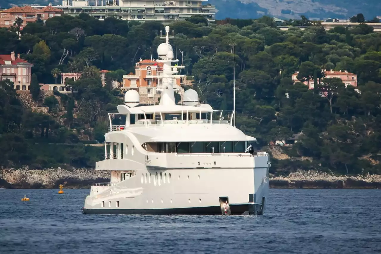 MADAME KATE Yacht • Amels • 2015 • Proprietário Alexandre Grendene Bartelle