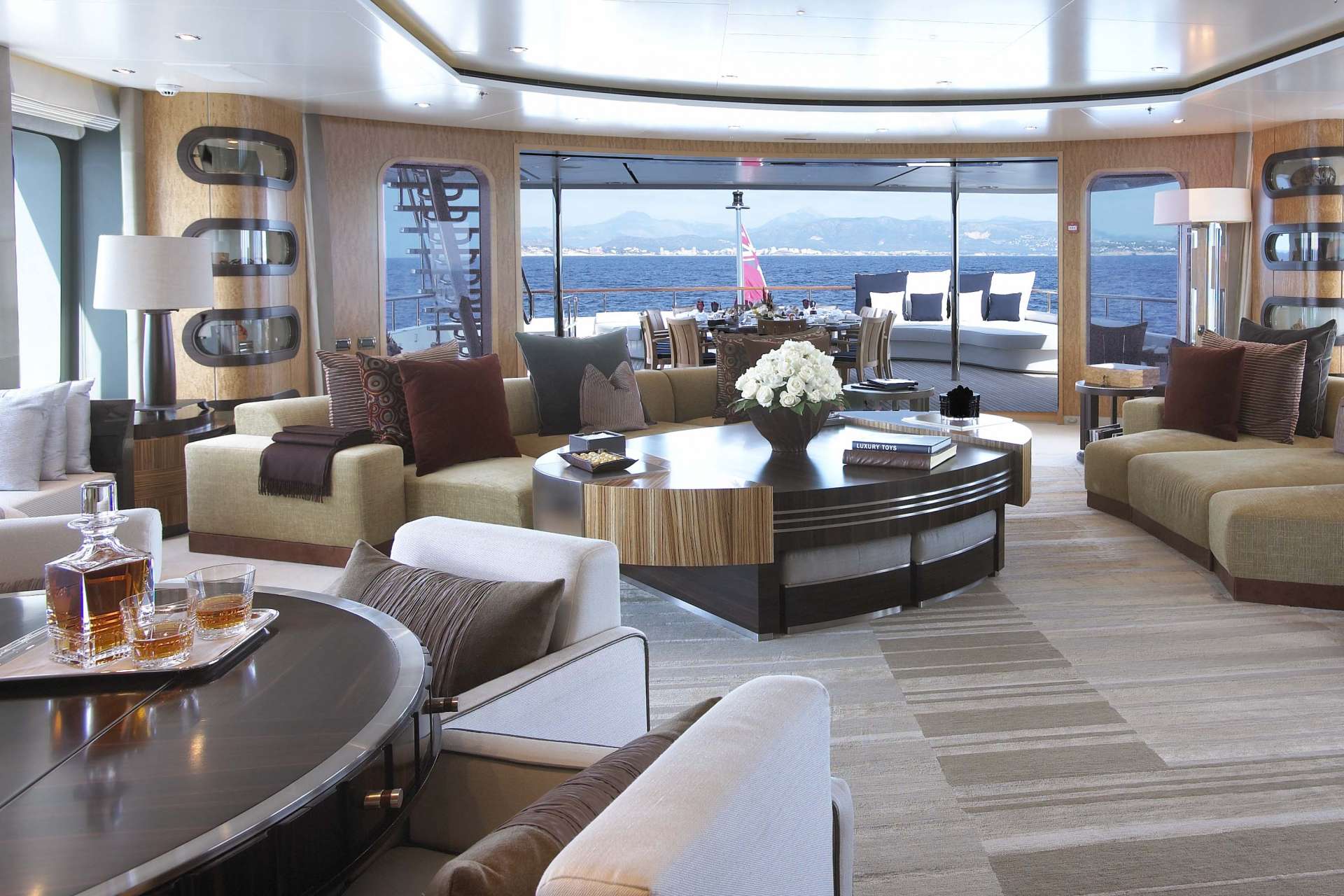 intérieur de yacht Predator