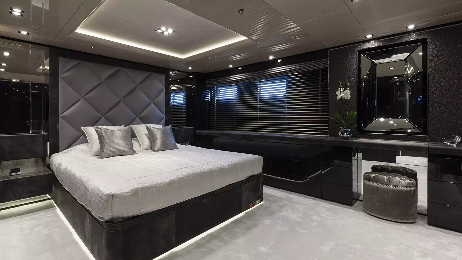 yacht Unicorn interior 