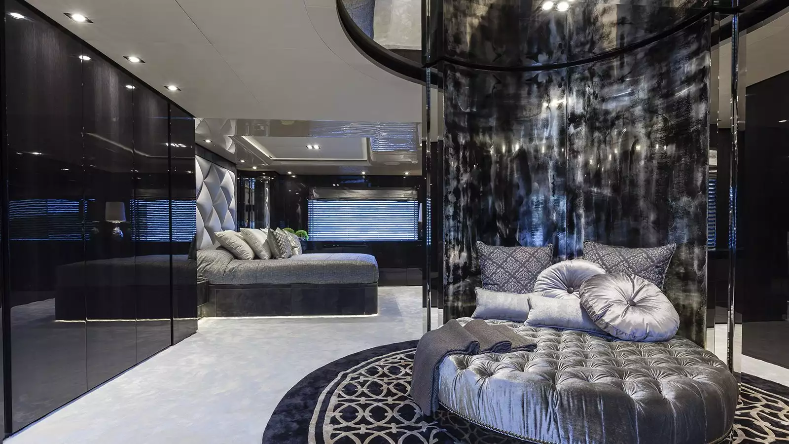 yacht Unicorn interior 