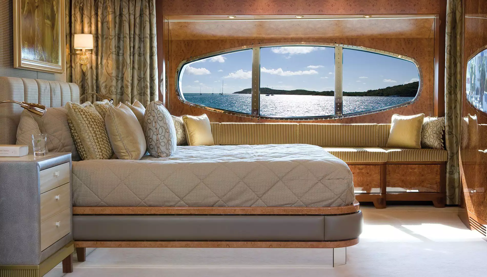 yacht AMARAL interior