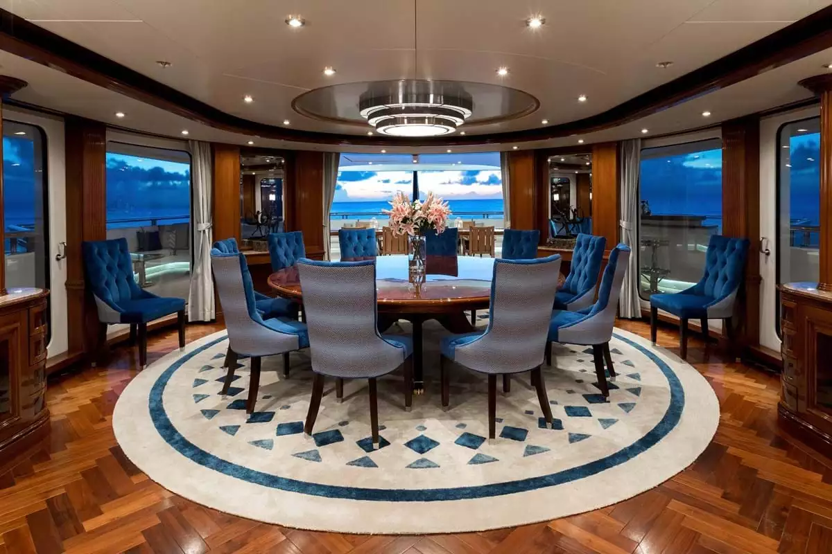 Interno dell'yacht Titania