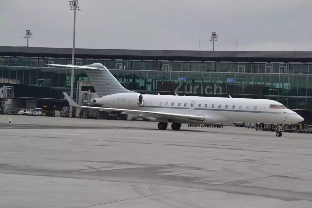 Частный самолет OE-IDO Bombardier Виктора Пинчука
