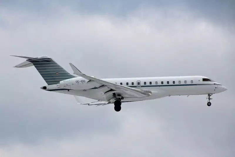 Частный самолет OE-IDO Bombardier Виктора Пинчука